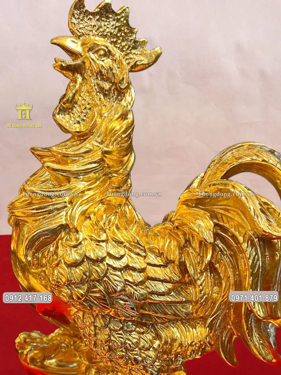 Linh vật gà trống được đúc theo tư thế đang gáy